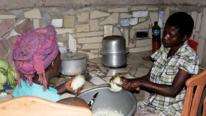 Mamas preparing a meal Mamas preparing a meal